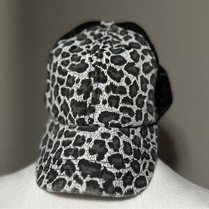 Black/white ball cap, NWOT, pet/smoke free home.